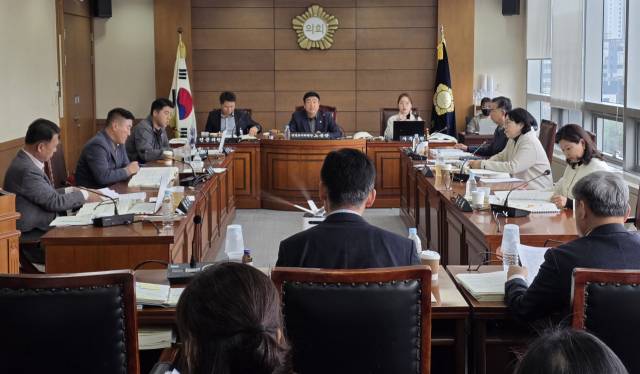 25일 열린 '천안시의회 제284회 정례회' 건설도시위원회 대중교통과 소관 행정사무감사 진행 모습. 사진=박동혁 기자.