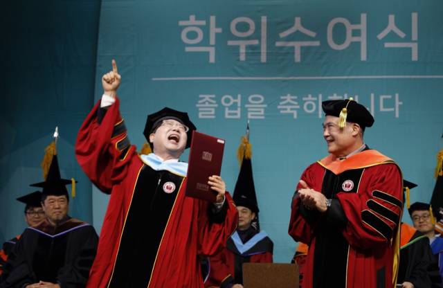 독도가수 서희 씨가 지난해 2월 경일대학교에서 열린 박사학위 수여식에서