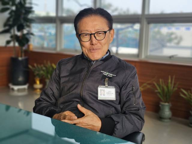 지난 25일 영천 힌중엔시에스 본사에서 김환식 회장이 매일신문과 인터뷰를 진행하고 있다. 김 회장은 "변하지 않으면 미래는 없다"는 신념으로 창립 30주년을 맞은 회사를 이끌고 있다. 정우태 기자