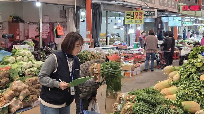 포항YWCA 물가조사 모니터 요원이 포항 대표 전통시장인 죽도시장에서 김장 필수 품목 가격조사를 벌이고 있다. /포항YWCA 제공