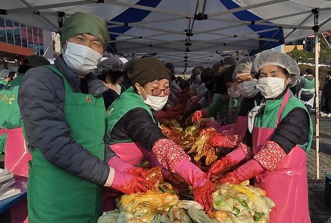 ▲ 한세현(왼쪽) 영천시새마을지회장이 부녀회원들과 함께 김장을 담그며 환화게 웃어 보이고 있다. 권오석 기자