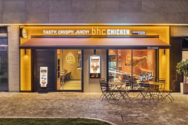 bhc 개포자이스퀘어점 매장 전경./사진=다이닝브랜즈그룹 제공