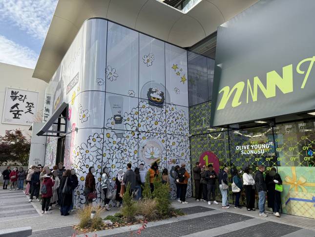 올리브영N 성수를 찾은 외국인 관광객./사진=윤서영 기자 sy@