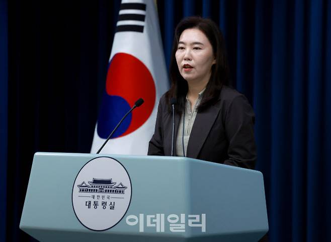 강유정 대변인이 서울 용산 대통령실 청사에서 산재 관련 대통령 지시 사항 브리핑을 하고 있다. (사진=뉴시스)