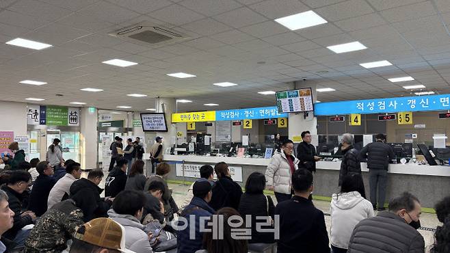 25일 서울 마포구 상암동에 위치한 서부면허시험장이 대기하는 시민들로 북적이고 있다. (사진=김윤정 기자)