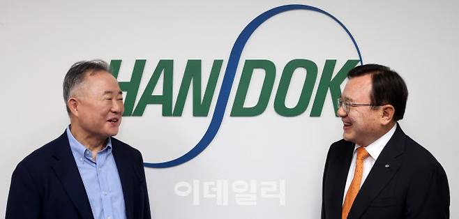 김영진 한독 회장이 예종석 명예대기자와 함께 ’파워인터뷰’를 하고 있다. (사진=방인권 기자)