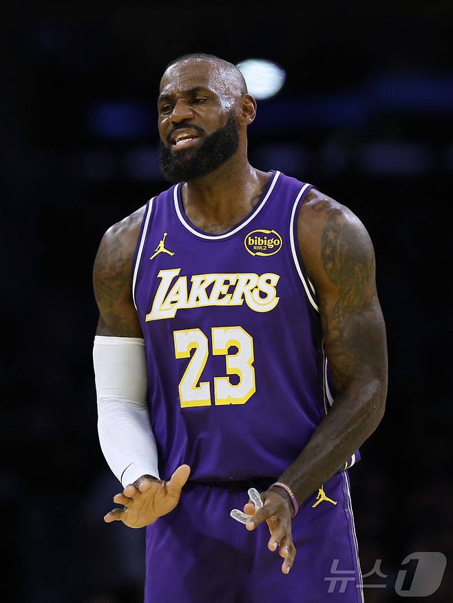 LA 레이커스의 르브론 제임스는 26일(한국시간) 열린 2025-26 NBA LA 클리퍼스와 경기에서 개인 시즌 한 경기 최다인 25점을 기록했다. ⓒ AFP=뉴스1