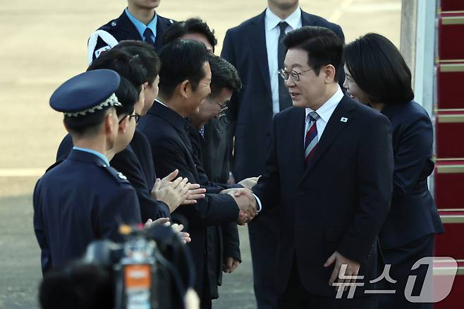 아프리카·중동 4개국 순방 일정을 마무리한 이재명 대통령이 26일 오전 경기도 성남시 서울공항을 통해 귀국, 정청래 더불어 민주당 대표와 악수를 하고 있다. 2025.11.26/뉴스1 ⓒ News1 황기선 기자