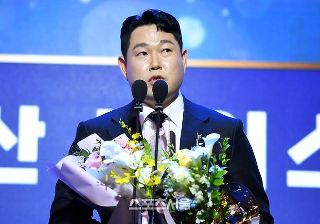 타율상 두산 양의지가 24일 서울 송파 롯데호텔 월드에서 열린 2025 KBO 시상식에서 소감을 밝히고 있다. 사진 | 최승섭 기자 thunder@sportsseoul.com