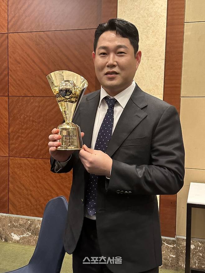 두산 양의지가 24일 서울 송파 롯데호텔 월드에서 열린 2025 KBO 시상식을 마친 뒤 취재진의 인터뷰에 응하고 있다. 잠실 | 이소영 기자 sshong@sportsseoul.com