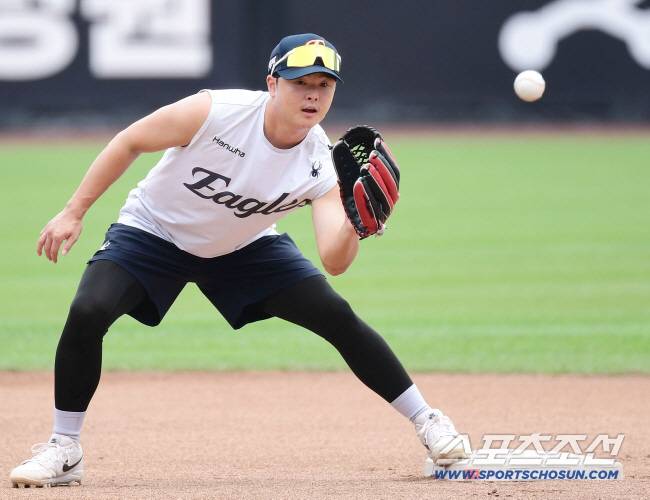 12일 대전 한화생명 볼파크에서 열린 한화 이글스와 롯데 자이언츠의 경기. 내야 수비 훈련을 하고 있는 이도윤. 대전=송정헌 기자songs@sportschosun.com/2025.08.12/