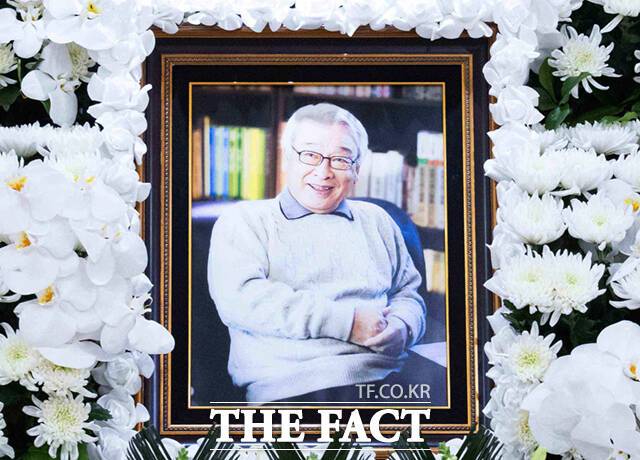 향년 91세를 일기로 별세한 원로 배우 이순재의 빈소가 25일 서울 송파구 풍납동 서울아산병원 장례식장에 마련됐다. /사진공동취재단