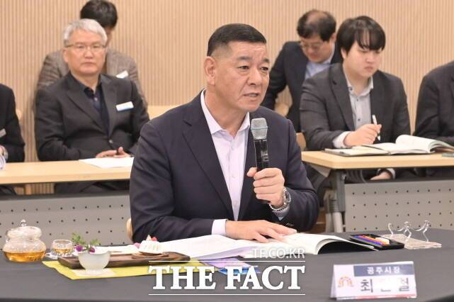 최원철 공주시장이 25일 서천군 송림동화에서 열린 ‘민선8기 4차년도 제3차 충남도 시장·군수협의회’에서 건의사항을 말하고 있다. /공주시