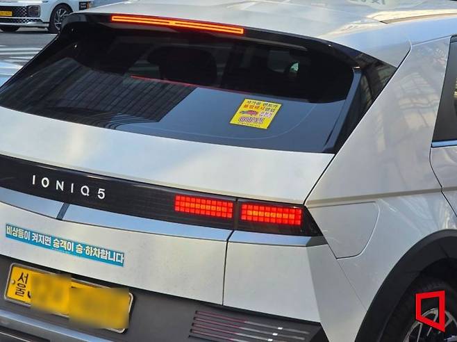 30년째 서울에서 개인택시를 운영하고 있는 박모씨(75)의 차량 뒤에 '불법 자가용 영업 반대' 스티커가 붙어있다. 최영찬 기자