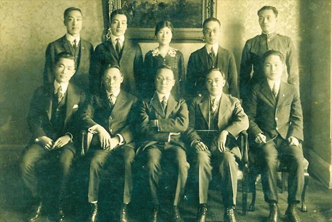1920년 3월 미국 워싱턴DC 포틀랜드 호텔에서 구미위원부 인사들이 촬영한 사진. 이승만(앞줄 가운데), 김규식(그 오른쪽), 임병직(뒷줄 왼쪽에서 둘째), 김노디(그 오른쪽) 등이 보인다. /이승만대통령기념재단