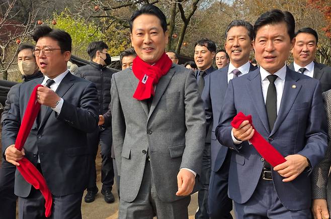 장동혁 국민의힘 대표가 25일 당 대표 취임 이후 처음으로 경북 구미 박정희 전 대통령 생가를 찾아 헌화를 마친 뒤 추모관 언덕을 내려오고 있다. 장 대표는 "한강의 기적을 이룬 힘으로 이제 국민이 대한민국을 위해서 국민의 기적을 이룰 때＂라고 밝혔다. 2025.11.25/뉴스1 ⓒ News1 정우용 기자