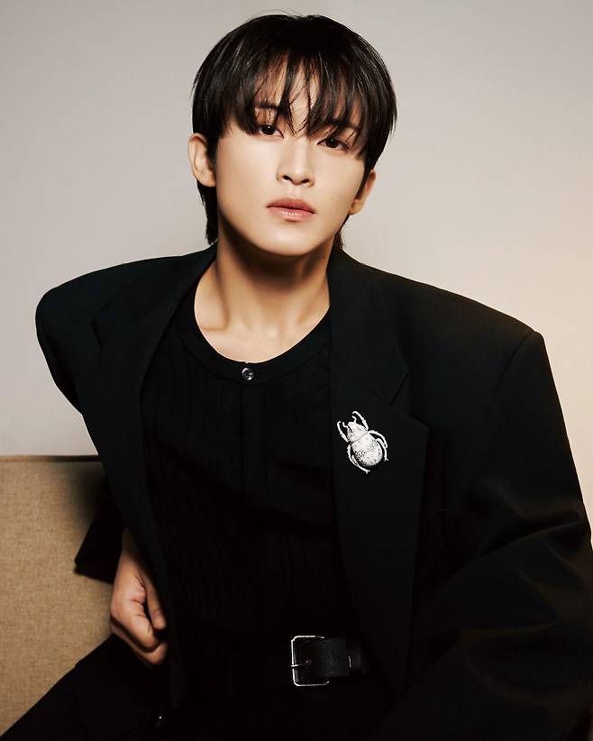 ‘임퍼머넌스’ 컬렉션 ‘Composition N°5’의 장수풍뎅이 브로치를 착용한 NCT 마크.