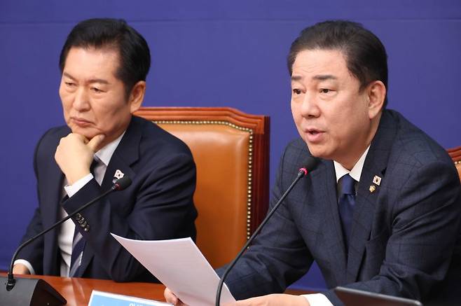 더불어민주당 김병기 원내대표가 26일 오전 서울 여의도 국회에서 열린 최고위원회의에서 발언을 하고 있다. 뉴시스