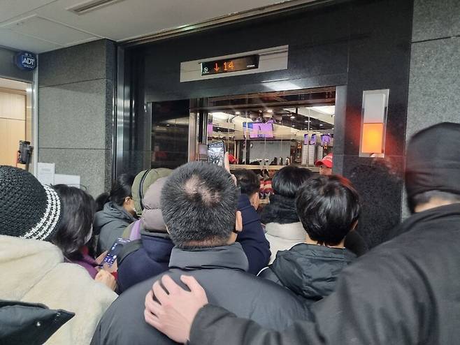 2025년 2월10일 오전 전원위원회실이 있는 인권위 14층 엘리베이터 앞을 막고 사람들이 내리지 못하도록 하는 윤석열 대통령 지지자들. 고나린 기자