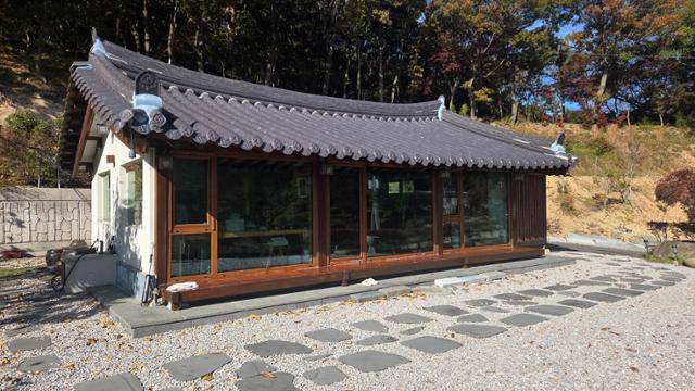 전남 영광군이 용도변경을 추진 중인 장세일 영광군수의 한옥 별장. 영광=김진영 기자