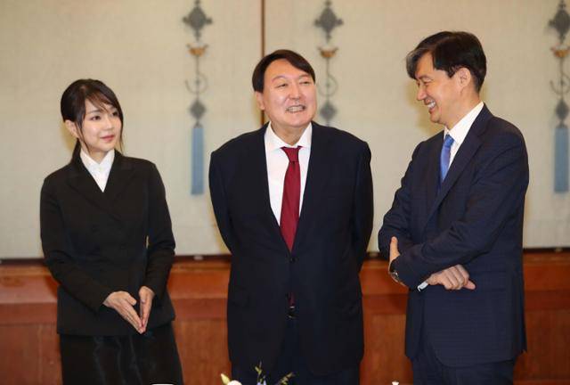 2019년 7월 25일 조국(오른쪽) 당시 청와대 민정수석(현 조국혁신당 대표)이 신임 검찰총장으로 임명된 윤석열(가운데) 전 대통령과 함께 임명장 수여식 시작을 기다리며 대화하고 있다. 왼쪽은 윤 전 대통령 배우자인 김건희 여사. 뉴시스