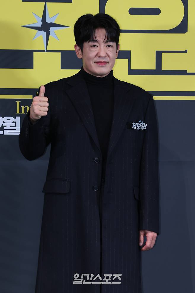 배우 허성태가 20일 오후 서울 용산구 CGV용산아이파크몰에서 열린 영화 '정보원' 언론배급시사회 및 기자간담회에 참석해 포토타임을 갖고 있다. '정보원'은 강등당한 후 열정도, 의지도, 수사 감각도 잃은 왕년의 에이스 형사 오남혁(허성태)과 굵직한 사건들의 정보를 제공하며 눈먼 돈을 챙겨왔던 정보원 조태봉(조복래)이 우연히 큰 판에 끼어들며 벌어지는 범죄 액션 코미디이다. 오는 12월 3일 개봉. 서병수 기자 qudtn@edaily.co.kr /2025.11.20/