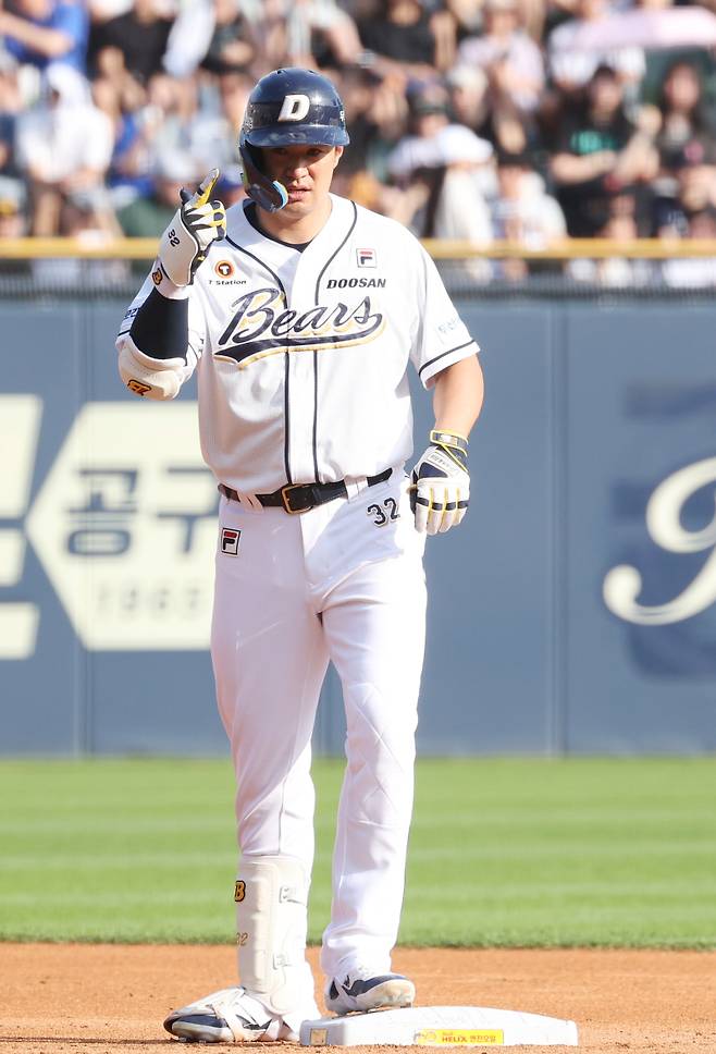 2024 KBO리그 프로야구 두산베어스와 삼성라이온즈의 경기가 14일 오후 서울 잠실야구장에서 열렸다. 2회말 1사 김재환이 2루타를 치고 출루하고 있다. 잠실=김민규 기자 mgkim1@edaily.co.kr /2024.07.14/