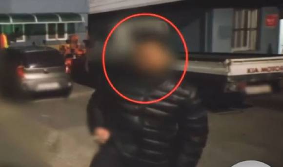 강원 속초경찰서는 양양군청 소속 7급 공무원 A씨를 직장 내 괴롭힘 등 혐의로 처벌해 달라는 환경미화원 3명의 고소장을 접수했다. 사진은 해당 공무원으로 추정되는 인물. [사진=MBC 보도화면 캡처]