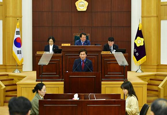 조현일 경산시장이 26일 경산시의회에서 시정연설을 하고 있다 [사진=경산시]