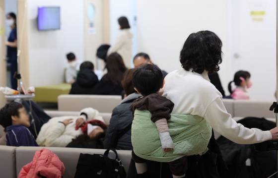 독감이 유행 중인 19일 오후 서울 성북구 한 병원이 진료를 받기 위해 기다리는 어린이들로 붐비고 있다. 뉴시스