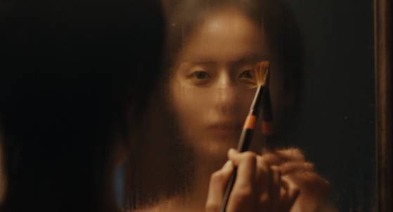 수하를 연기한 벨라 킴(사진)은 이번이 첫 배우 데뷔작이다. 킴은 얀과 수하가 어떤 관계라고 생각하느냐는 질문에 "연인 간의 사랑보다는 인간이 느낄 수 있는 사랑이라는 감정이라고 생각한다"고 전했다. 사진 누리픽쳐스