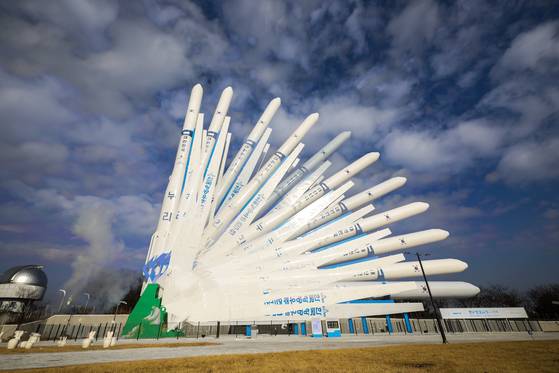 누리호 4차 발사를 하루 앞둔 26일 경기 과천시 국립과천과학관에서 누리호 모형 기립 시연이 진행되고 있다. 뉴시스