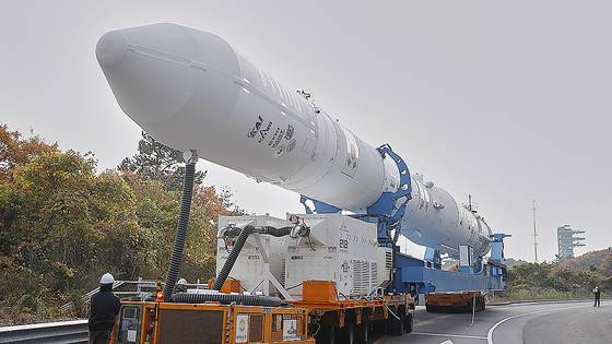 지난 25일 전남 고흥 나로우주센터에서 관계자들이 누리호 4차 발사를 위한 이송 및 기립 작업을 하고 있다. 사진 한국항공우주연구원