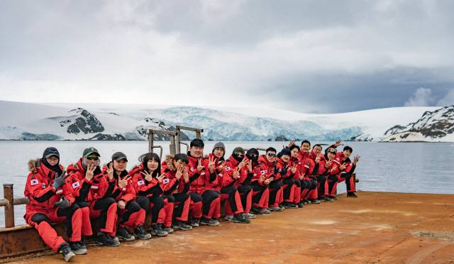 1. 대한민국 극지연구소 소속으로 제38차 월동연구대로 남극과학세종기지에 파견된 대원들이 창간 33주년을 맞은 강원도민일보를 위한 응원의 메시지로 ‘33’을 의미하는 손가락 퍼포먼스를 보이고 있다. 왼쪽부터 고경준·황대하·김종훈·안승민·민진홍·장재원·황의현·안진현·노기영·김원준·오영식·양지훈·방성규·이성수·유재호·고용수 대원