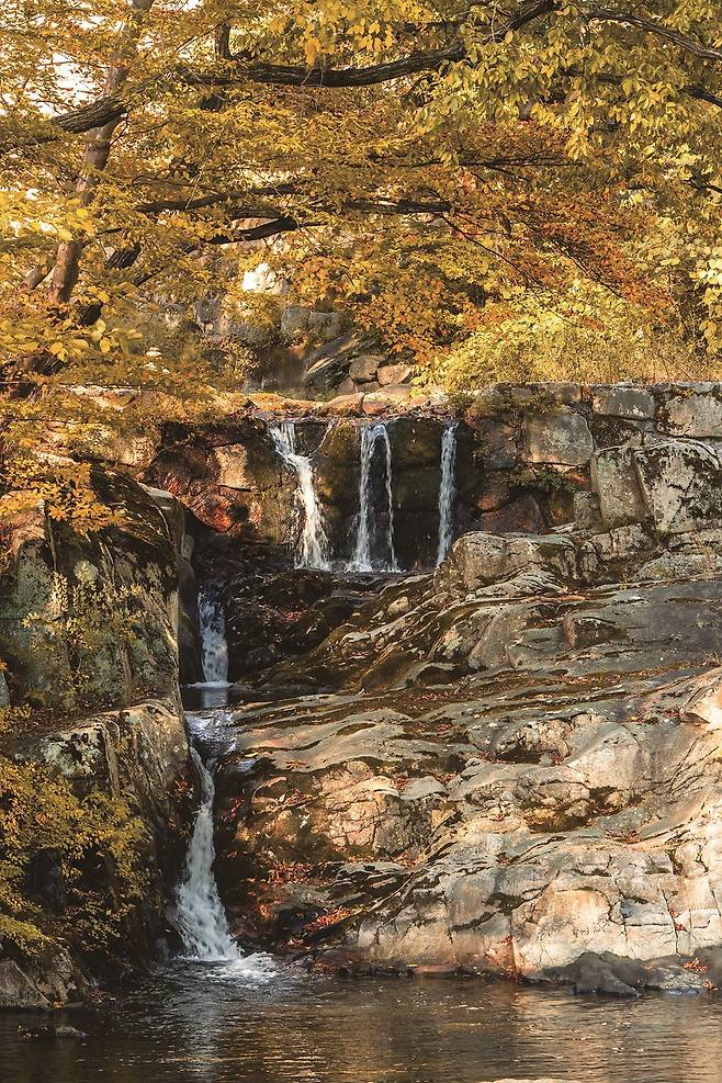 웅장한 산세와 계곡의 바위가 조화롭다(사진=이효태)