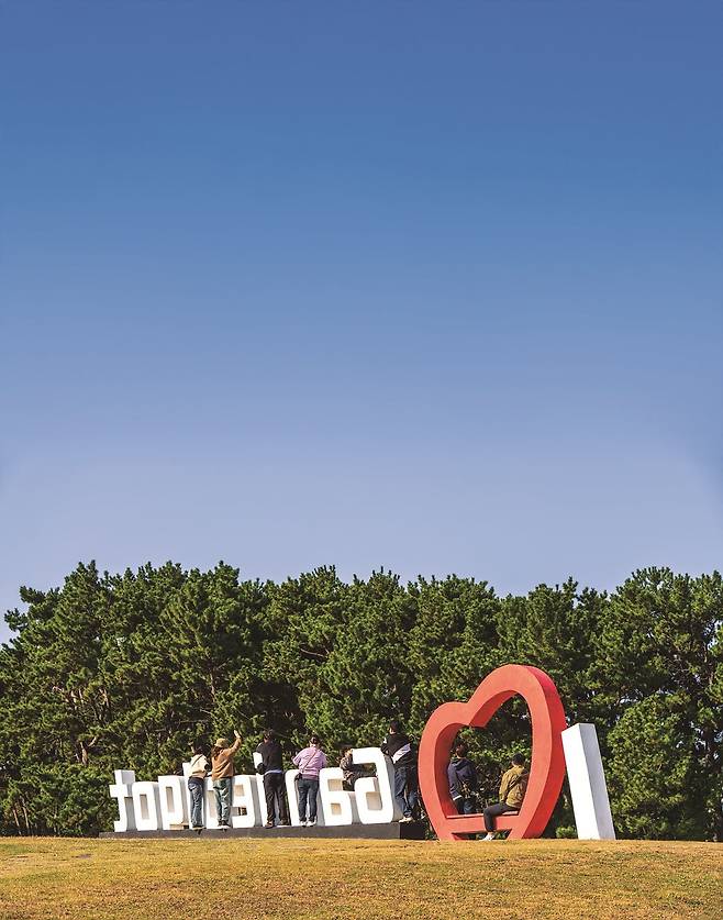 간절곶 랜드마크 조형물에서 사진을 남기는 사람들(사진=이효태)