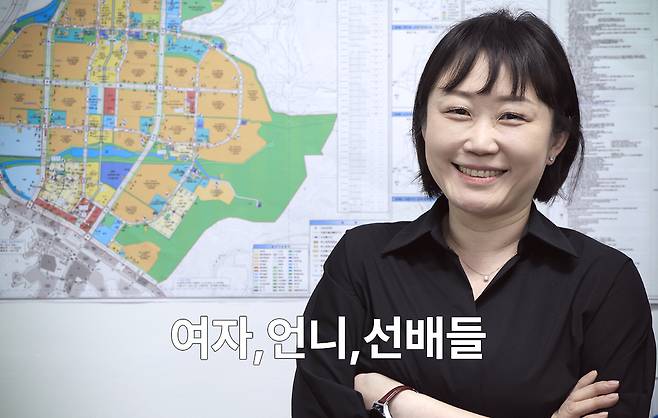 홍주희 교통기술사(태승알앤디 대표)가 17일 서울 송파구 사무실에서 인터뷰 시작에 앞서 포즈를 취하고 있다. 서성일 선임기자