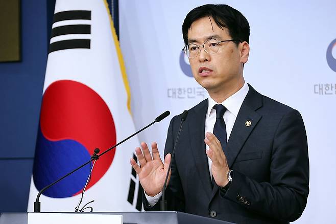 김민재 행정안전부 차관이 26일 서울 세종대로 정부서울청사에서 지방의원 임기만료 전 외유성 공무국외출장 방지 대책 관련 브리핑을 하고 있다. 행정안전부 제공