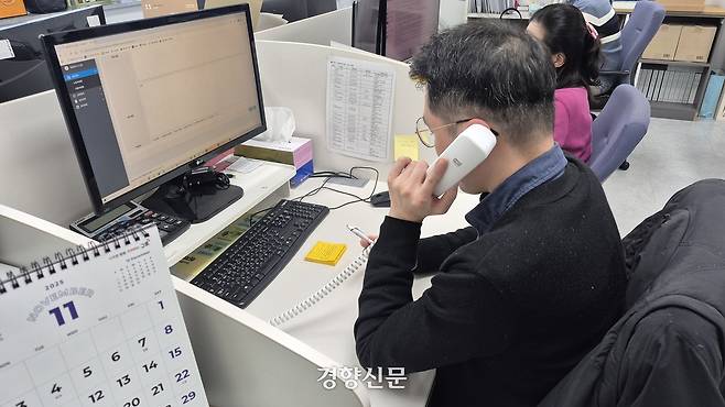 서울 영등포구 서울노동권익센터에서 근무하는 비상근 노무사 A씨가 지난 20일 회사로부터 권고사직을 받은 노동자와 전화상담을 하고 있다. 류인하 기자