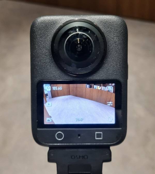 DJI OSMO 360 본체 후면 디스플레이. 정옥재 기자