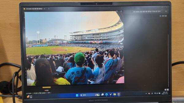 DJI OSMO 360으로 촬영한 야구장 응원 영상을 PC로 보고 있다. 정옥재 기자