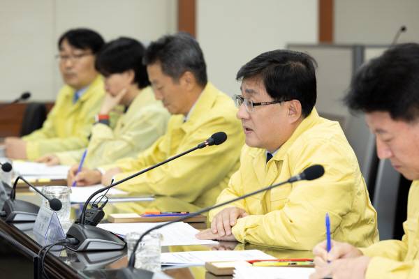 김성환(왼쪽에서 네 번째) 기후에너지환경부 장관이 26일 서울 여의도 한국전력공사 남서울본부에서 에너지공기업 안전관리체계 점검회의를 주재하고 있다. 기후부 제공
