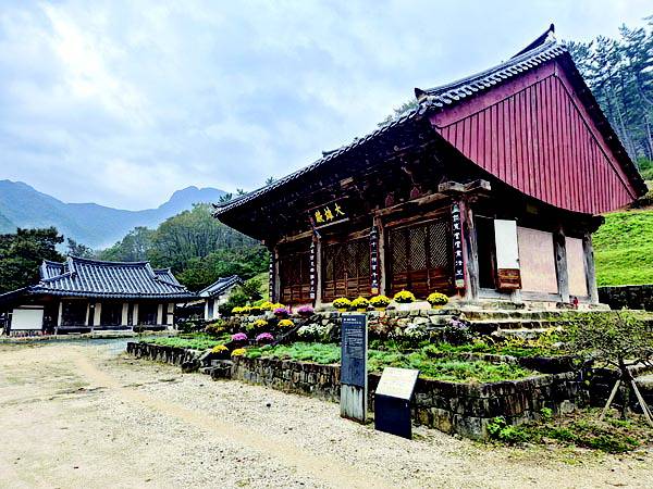 보물로 지정된 대비사 대웅전.