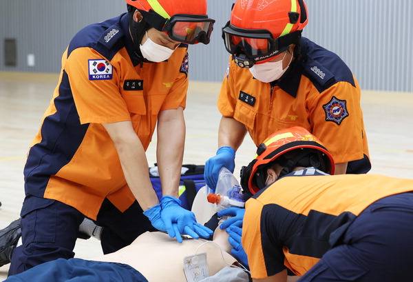 경기도 수원시 팔달구 경기도소방재난본부에서 열린 '2025 펌뷸런스 팀 CPR 경연대회'에서 참가한 119안전센터 펌프차 대원들이 경연을 하고 있는 모습. 연합뉴스
