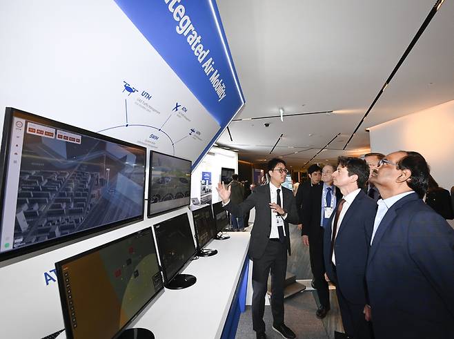 26일 ACI ‘에어포트 이노베이트 2025’ 참석자들이 공항 관련 첨단 기술 전시 부스를 찾아 관계자의 설명을 듣고 있다.  <한국공항공사 제공>