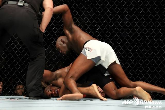 이제는 각자의 위치가 달라진 상황에서 진정한 승부를 가리는 건 어려워졌다. 그러나 존스와 코미어의 관계가 여전히 개선되지 않은 지금, 그들의 자선 그래플링 매치는 또 하나의 빅 매치가 될 것으로 보인다. 그만큼 두 사람의 재결합은 꽤 흥미롭다. 사진=AFPBBNews=News1