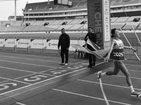 국내 여자부 우승을 차지한 이수민(삼척시청) 선수가 결승선 통과 직후 발생한 김완기 감독의 부적절한 신체 접촉 논란과 관련해 "감독으로부터 어떤 사과도 받지 못했다"고 밝혔다. /사진=이수민 선수 인스타그램