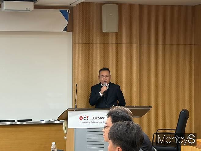 오스코텍이 26일 서울 여의도 금융투자교육원에서 주주들과 소통하는 자리를 가졌다. 사진은 행사에 참석한 이상현 오스코텍 대표. /사진=김동욱 기자
