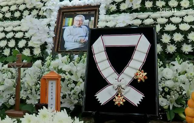 서울 풍납동 서울아산병원에 마련된 배우 이순재의 빈소 내 영정 사진 앞에 25일 추서된 금관문화훈장이 놓여 있다. 방송뉴스장면 캡처