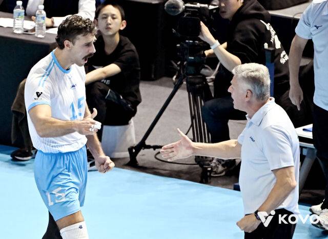 대한항공 러셀과 헤난 달 조토 감독./KOVO